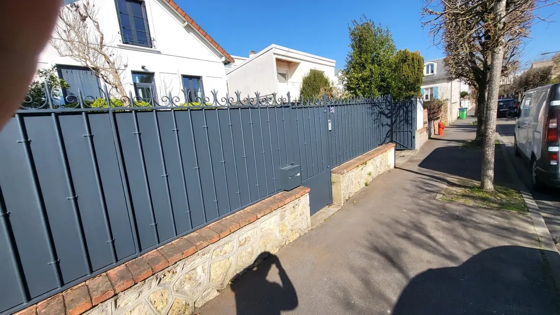 Clôture en ferronnerie peinte en gris anthracite - Ancra Façade