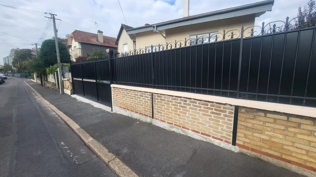 Clôture en ferronnerie noire sur soubassement brique - Ancra Façade