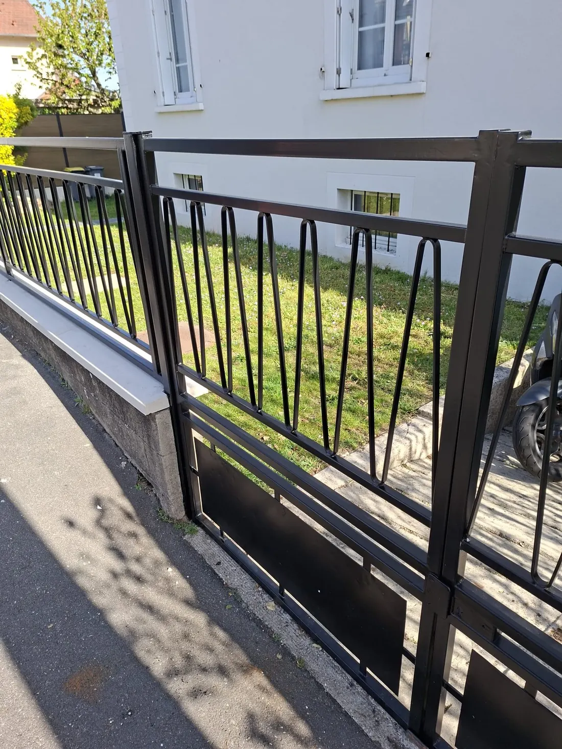 Garde-corps en ferronnerie peint en noir - Ancra Façade