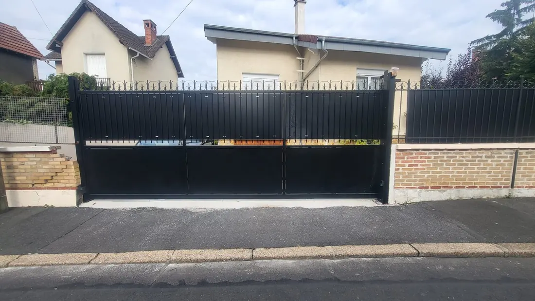 Portail coulissant en ferronnerie peint en noir - Ancra Façade