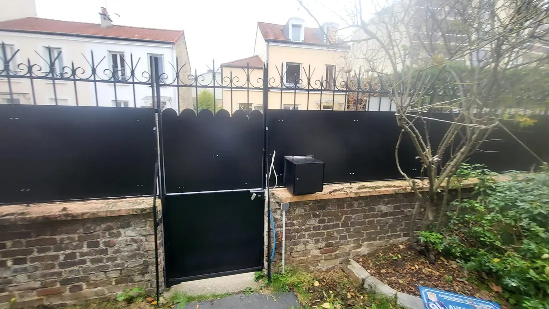 Portail et clôture en ferronnerie noire - Ancra Façade
