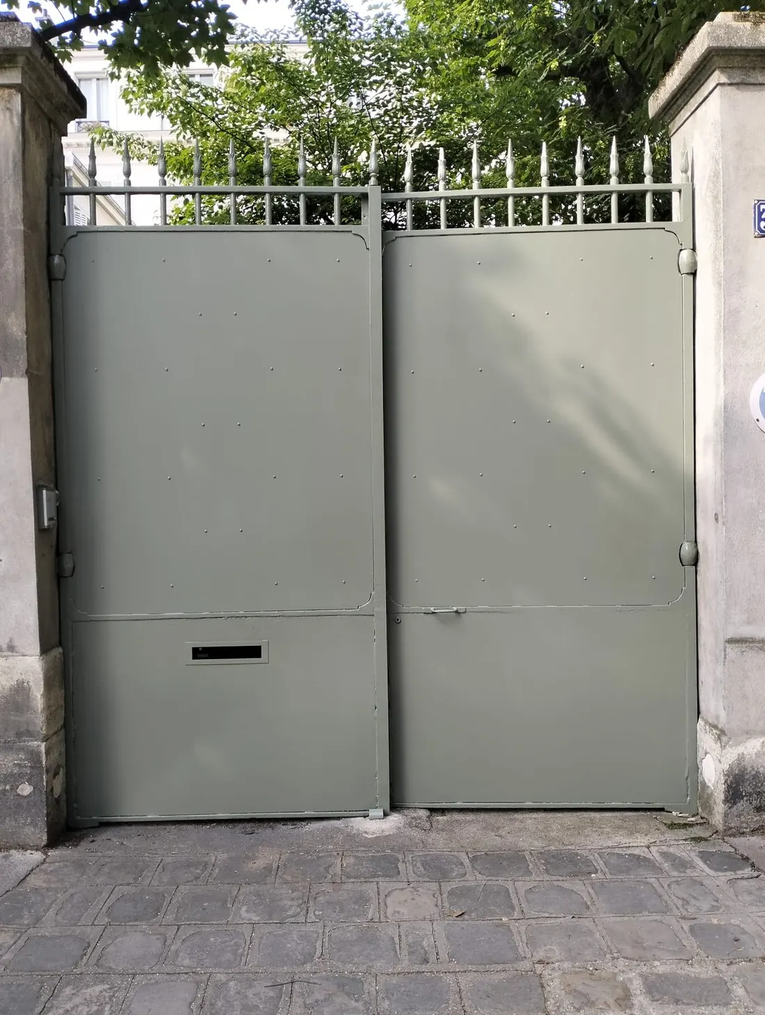 Portail en ferronnerie peint en vert-gris - Ancra Façade