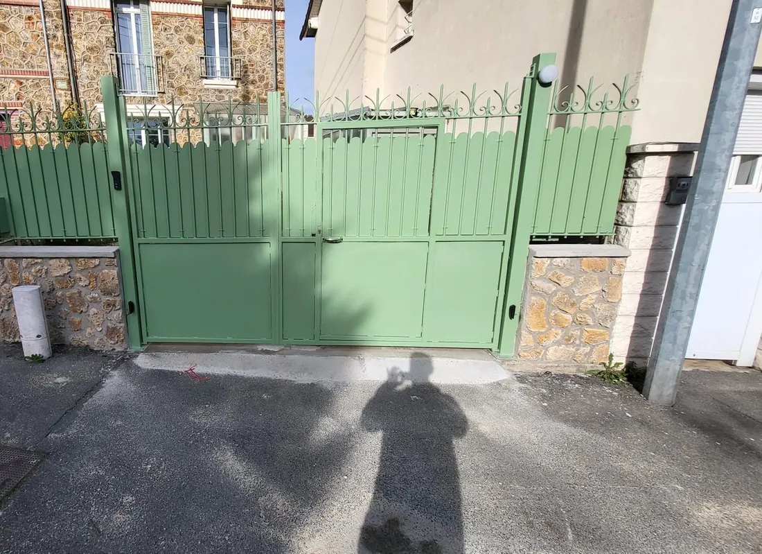 Portail en ferronnerie peint en vert - Ancra Façade
