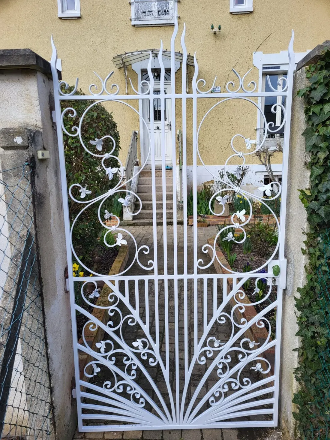 Portillon en ferronnerie ouvragé peint en blanc - Ancra Façade